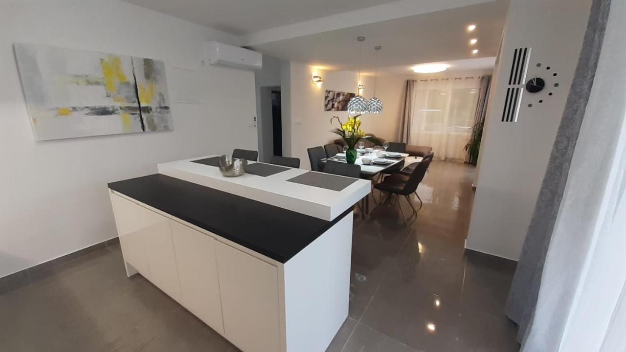 HOLIDAY HVAR lux Basina Extérieur photo