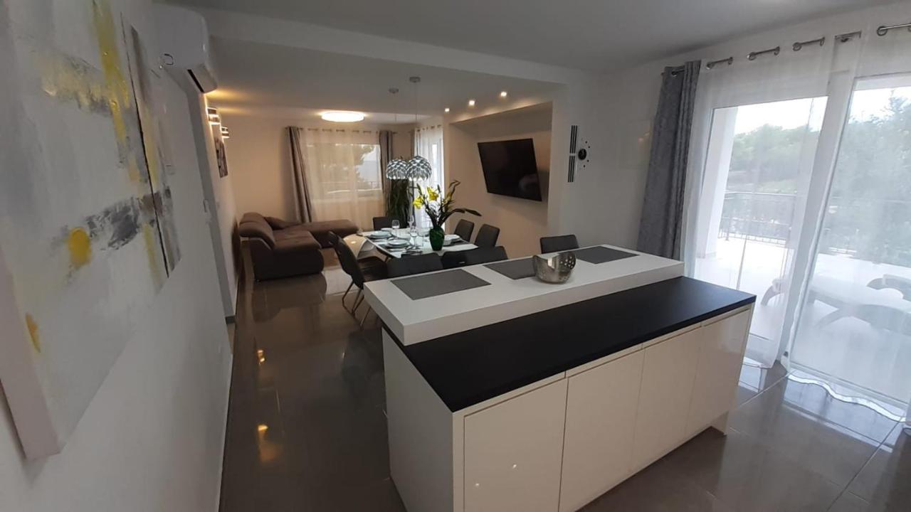 HOLIDAY HVAR lux Basina Extérieur photo