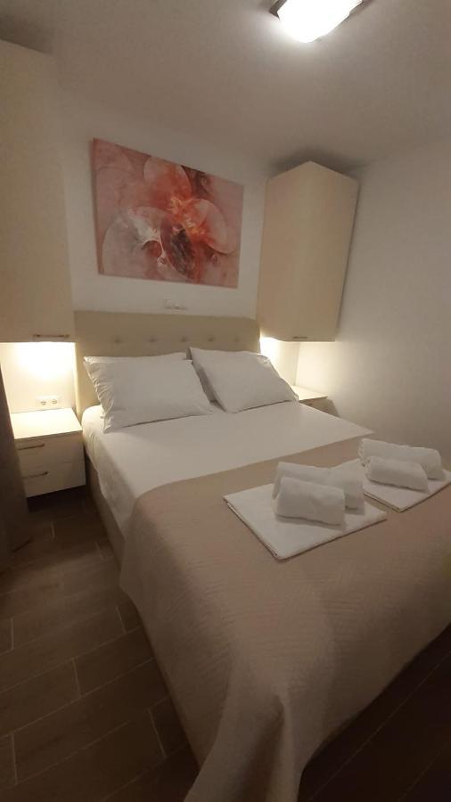 HOLIDAY HVAR lux Basina Extérieur photo