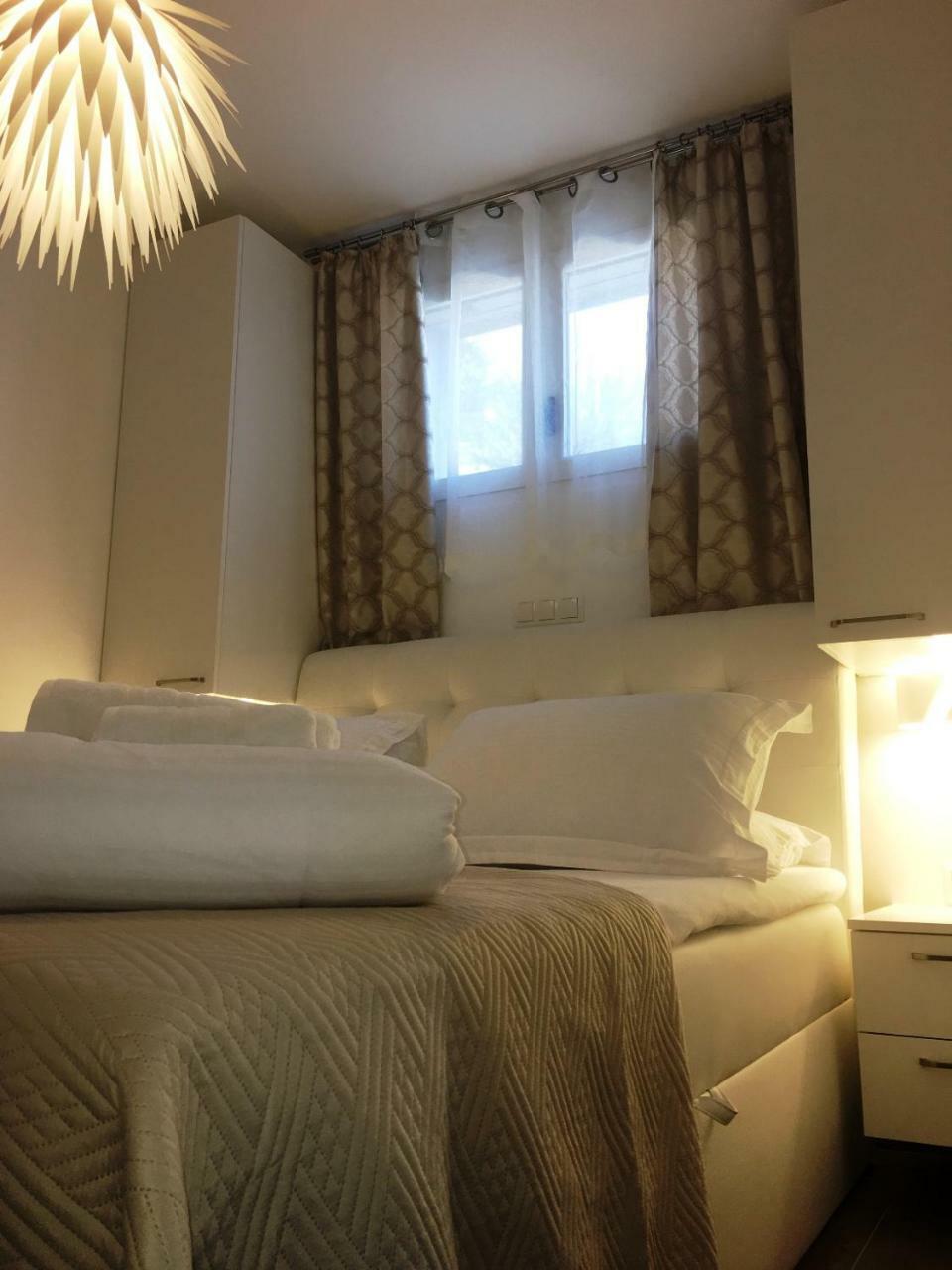 HOLIDAY HVAR lux Basina Extérieur photo