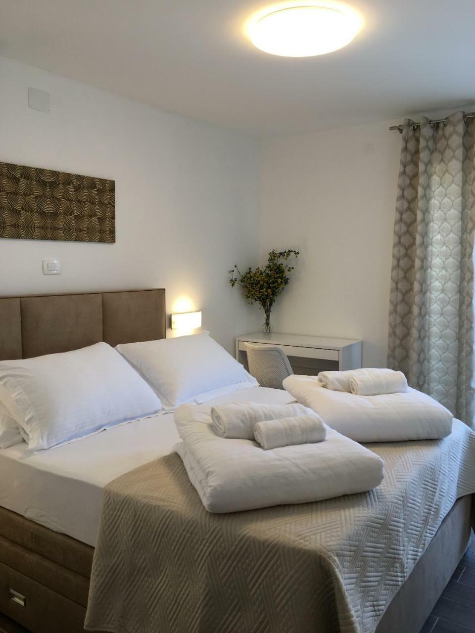 HOLIDAY HVAR lux Basina Extérieur photo