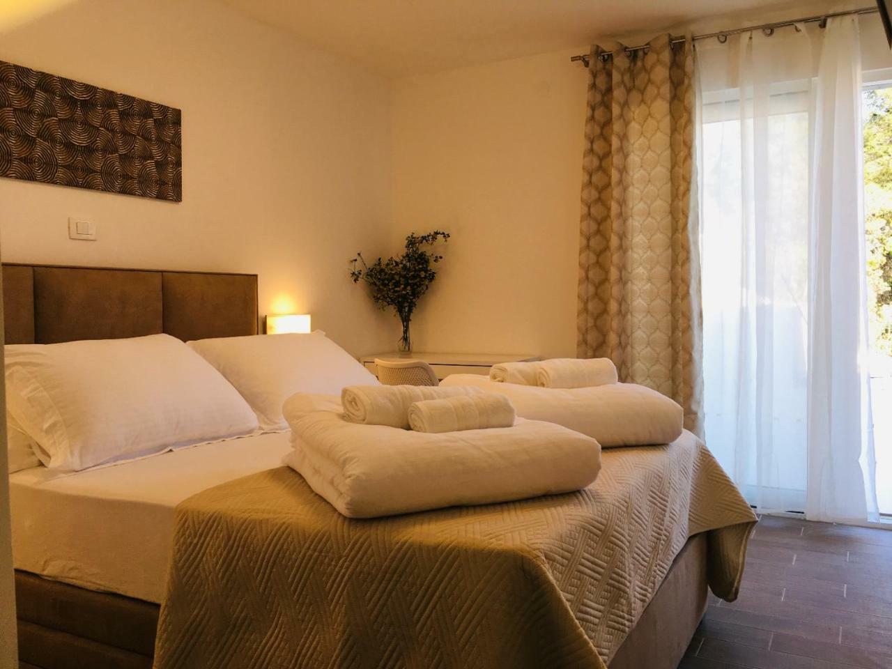 HOLIDAY HVAR lux Basina Extérieur photo
