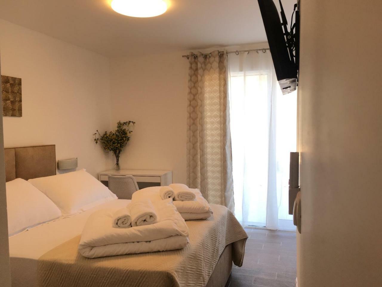 HOLIDAY HVAR lux Basina Extérieur photo